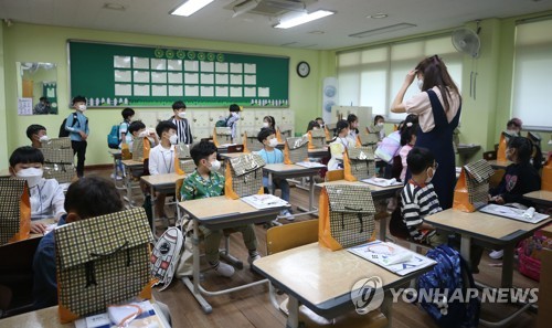 코로나19에 바뀐 교실 풍경…최대한 멀리(광주=연합뉴스) 천정인 기자 = 유치원과 초등학교 1~2학년이 첫 등교를 시작한 27일 광주 광산구 수완초등학교에서 1학년 학생들이 각자 자리에 앉아있다. 2020.5.27 iny@yna.co.kr