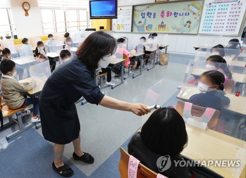 체온 측정도 꼼꼼하게(수원=연합뉴스) 홍기원 기자 = 유치원과 초등학교 1∼2학년, 중학교 3학년, 고등학교 2학년 등교 수업이 시작된 27일 오전 경기도 수원시 한일초등학교 1학년 교실에서 교사가 학생들 체온을 측정하고 있다. xanadu@yna.co.kr