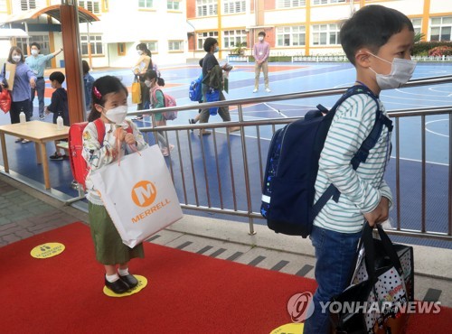 사회적 거리 두기 잊지 말아요(제주=연합뉴스) 백나용 기자 = 초등학교 1∼2학년 등교 수업이 시작된 27일 제주시 남광초등학교 학생들이 사회적 거리 두기를 위해 떨어져 서 있다. 2020.5.27 dragon.me@yna.co.kr
