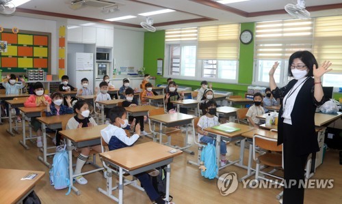 '애들아, 반가워'(제주=연합뉴스) 백나용 기자 = 초등학교 1∼2학년 등교 수업이 시작된 27일 제주시 남광초등학교 1학년 3반 학생들이 선생님과 인사를 나누고 있다. 2020.5.27 dragon.me@yna.co.kr