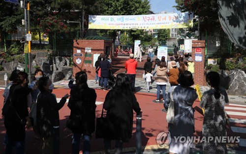 '자리 뜨지 못하는 학부모들'(서울=연합뉴스) 임헌정 기자 = 초등학교 1∼2학년의 등교 개학이 시작된 27일 오전 서울의 한 초등학교 앞에서 학부모들이 아이들이 학교로 들어갔는데도 자리를 뜨지 못하고 있다. 2020.5.27 kane@yna.co.kr