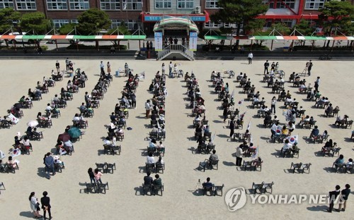 운동장에서 열린 등교환영식(대전=연합뉴스) 김준범 기자 = 초등학교 1~2학년과 유치원생 등교 수업이 시작된 27일 오전 대전시 서구 둔산동 대전둔산초에서 등교환영식이 열리고 있다. 2020.5.27 psykims@yna.co.kr