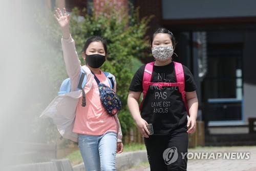 "하교는 즐거워"(광주=연합뉴스) 천정인 기자 = 유치원과 초등학교 1~2학년이 첫 등교를 한 27일 광주 서구 치평초등학교에서 한 학생이 교문 앞에서 기다리는 엄마를 향해 손을 흔들고 있다. 2020.5.27 iny@yna.co.kr