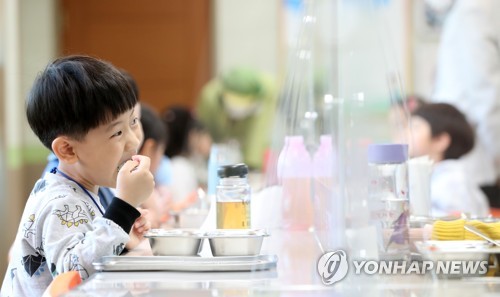코로나19 걱정 없어요(춘천=연합뉴스) 양지웅 기자 = 전국 유치원생과 초등학교 1∼2학년생, 중학교 3학년생, 고등학교 2학년생의 등교 수업이 재개된 27일 강원 춘천시 금병초등학교에서 학생들이 칸막이를 두고 점심을 먹고 있다. 2020.5.27 yangdoo@yna.co.kr