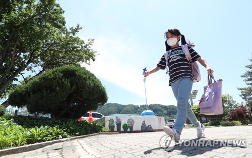 즐거운 하굣길(춘천=연합뉴스) 양지웅 기자 = 전국 유치원생과 초등학교 1∼2학년생, 중학교 3학년생, 고등학교 2학년생의 등교 수업이 재개된 27일 강원 춘천시 금병초등학교에서 한 학생이 하교하고 있다. 2020.5.27 yangdoo@yna.co.kr