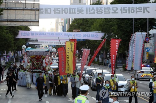 5·18 40주년 부활제 상여 행진(광주=연합뉴스) 정회성 기자 = 27일 오후 광주 동구 금남로에서 제40주년 5·18민중항쟁 부활제 사전 행사로 만장을 앞세운 상엿소리 공연과 행진이 열리고 있다. 오월 영령의 넋을 위로하는 추모제는 5·18주간을 마무리하는 기념행사다. 2020.5.27 hs@yna.co.kr