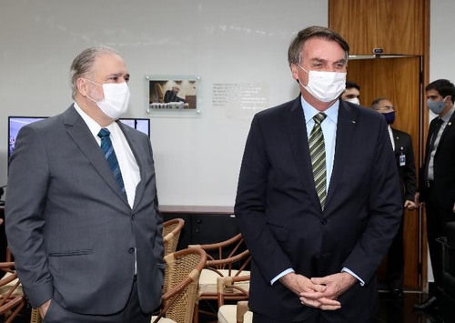 브라질 대통령과 검찰총장보우소나루 대통령(오른쪽)과 아라스 연방검찰총장이 대화하고 있다. [국영 뉴스통신 아젠시아 브라질]