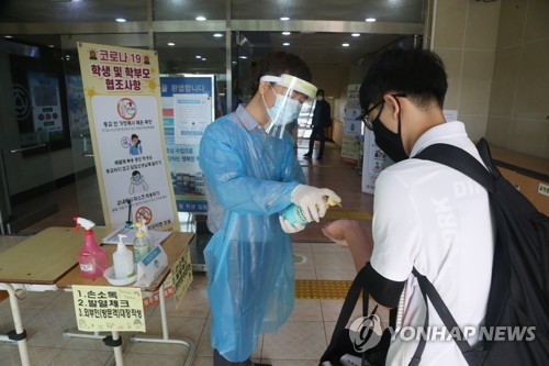 손소독제 바르는 중3(제주=연합뉴스) 고성식 기자 = 27일 오전 등교 수업을 시작한 제주시 제주제일중학교 3학년 학생들이 학교로 들어서면서 손소독제를 바르고 있다. 2020.5.27 koss@yna.co.kr