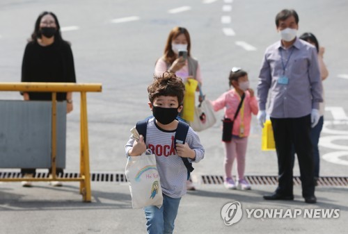 등교하는 초등생(부산=연합뉴스) 차근호 기자 = 코로나19 사태로 미뤄진 초등학교 등교수업이 재개된 27일 오전 부산 동구 수정초등학교에서 1∼2학년 학생들이 등교하고 있다. 2020.5.27 ready@yna.co.kr