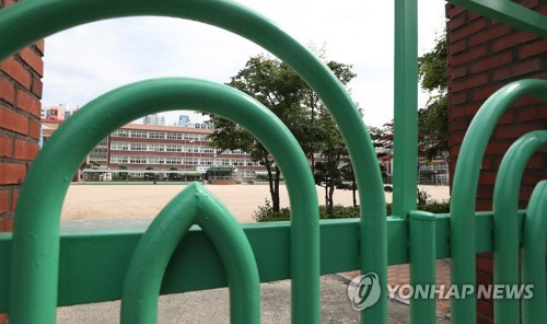 유은혜 "부천 물류센터 집단감염 심각…등교 중지 불가피"(인천=연합뉴스) 류영석 기자 = 쿠팡 부천 물류센터발 코로나19 확산 여파로 인천 부평구와 계양구 관내 유치원과 학교의 등교 수업이 중지된 가운데 28일 오전 인천 부평구의 한 초등학교 교문이 굳게 닫혀 있다.ondol@yna.co.kr