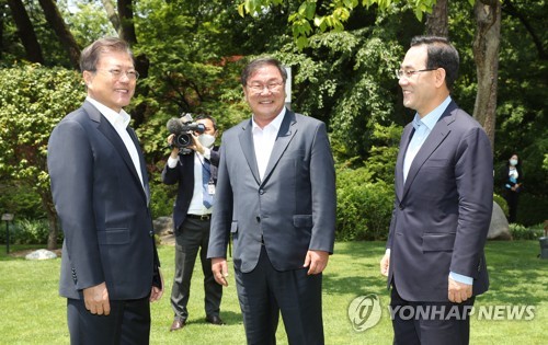 문 대통령, 여야 원내대표와 함께(서울=연합뉴스) 이진욱 기자 = 문재인 대통령이 28일 오후 청와대 상춘재에서 여야 원내대표 오찬 회동에 앞서 더불어민주당 김태년 원내대표(가운데), 미래통합당 주호영 원내대표와 대화하고 있다. cityboy@yna.co.kr