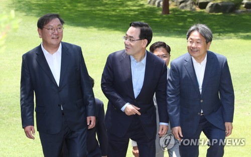 상춘재 도착한 여야 원내대표(서울=연합뉴스) 이진욱 기자 = 더불어민주당 김태년 원내대표(왼쪽)와 미래통합당 주호영 원내대표가 28일 오후 문재인 대통령과 오찬 회동을 위해 청와대 상춘재로 들어서고 있다. 오른쪽은 강기정 청와대 정무수석. 2020.5.28 cityboy@yna.co.kr