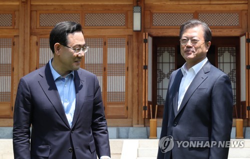 오찬장 향하는 문 대통령(서울=연합뉴스) 이진욱 기자 = 문재인 대통령이 28일 오후 청와대 상춘재에서 미래통합당 주호영 원내대표(왼쪽), 더불어민주당 김태년 원내대표와 기념촬영을 한 뒤 오찬장으로 향하고 있다. 2020.5.28 cityboy@yna.co.kr