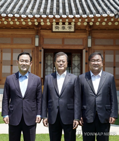 문 대통령, 여야 원내대표와 기념촬영(서울=연합뉴스) 이진욱 기자 = 문재인 대통령이 28일 오후 청와대 상춘재에서 여야 원내대표 오찬 회동에 앞서 더불어민주당 김태년 원내대표(오른쪽), 미래통합당 주호영 원내대표와 기념촬영을 하고 있다. 2020.5.28 cityboy@yna.co.kr