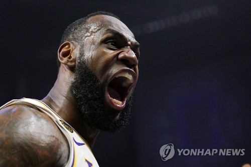 득점 기뻐하는 레이커스 제임스(로스앤젤레스 AP=연합뉴스) LA 레이커스 포워드 르브론 제임스가 8일(현지시간) 미국 캘리포니아 주 로스앤젤레스에서 열린 LA 클리퍼스와 미국프로농구(NBA) 경기 후반전 중 득점을 기뻐하고 있다. 레이커스가 112-103으로 승리했다. ucham1789@yna.co.kr
