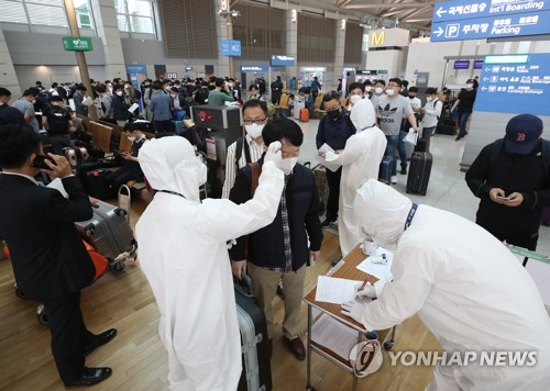 발열체크하는 기업인들[연합뉴스 자료사진]