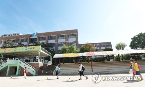 거리 두며 등교(수원=연합뉴스) 홍기원 기자 = 유치원과 초등학교 1∼2학년, 중학교 3학년, 고등학교 2학년 등교 수업이 시작된 27일 오전 경기도 수원시 한일초등학교에서 학생들이 서로 거리를 두며 등교하고 있다. 2020.5.27 xanadu@yna.co.kr