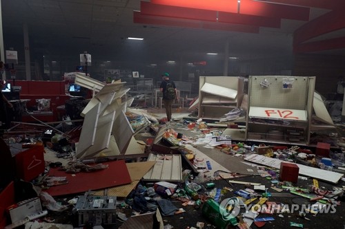 '흑인 사망' 분노 미국 시위대 약탈로 폐허된 대형마트(미니애폴리스 로이터=연합뉴스) 미국의 흑인 남성 조지 플로이드가 백인 경찰의 가혹 행위로 숨지는 사건이 발생한 미네소타 주 미니애폴리스에서 27일(현지시간) 분노한 시위대의 약탈과 방화로 대형마트 타깃(Target) 매장 내부가 폐허로 변해 있다. leekm@yna.co.kr