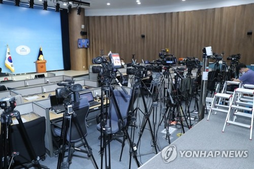 윤미향 당선인 회견 앞둔 국회 소통관(서울=연합뉴스) 안정원 기자 = 더불어민주당 윤미향 당선인 기자회견을 앞둔 29일 오전 서울 여의도 국회 소통관에 취재진의 사다리와 카메라가 놓여 있다. 2020.5.29 jeong@yna.co.kr