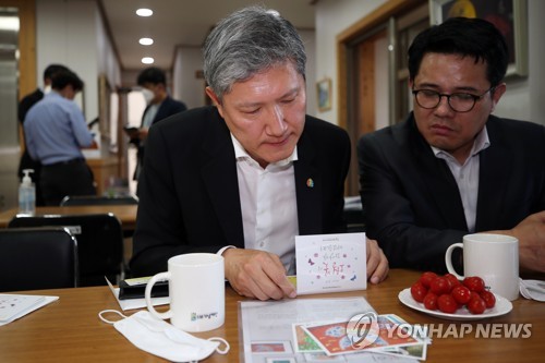 오월어머니 미술 작품 감상하는 노재헌 씨(광주=연합뉴스) 천정인 기자 = 29일 오후 광주 남구 양림동 오월어머니집에서 노태우 전 대통령의 아들 재헌 씨가 선물로 받은 오월어머니들의 미술 작품 엽서를 살펴보고 있다. 2020.5.29 iny@yna.co.kr