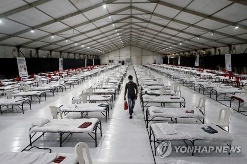 인도 뭄바이에 새롭게 마련된 코로나19 환자용 병상. 넓은 공간에 별다른 시설 없이 침상만 깔렸다. [로이터=연합뉴스]
