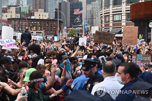 뉴욕시 브루클린 바이클레이즈 센터 앞에 모인 시위대[AFP=연합뉴스]