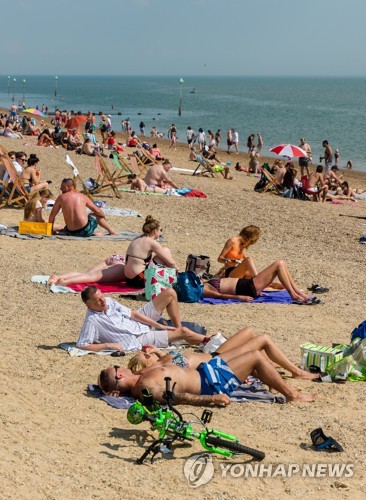 봉쇄조치 완화로 잉글랜드의 한 해변을 찾은 영국 시민들 [EPA=연합뉴스]