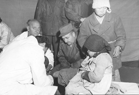 전쟁 중 민간인을 치료하는 이탈리아 제68적십자병원. [전쟁기념관 공식 블로그]