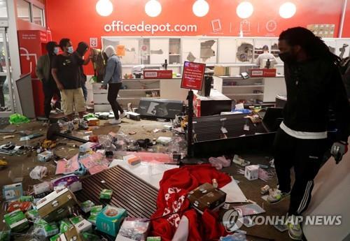 미네소타 시위대 난입으로 흐트러진 한 가게 모습[로이터=연합뉴스]