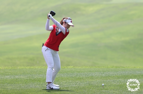 이소영의 드라이버 티샷(서울=연합뉴스) 31일 경기도 이천 사우스스프링스 골프클럽에서 열린 제8회 E1 채리티 오픈 FR라운드에서 이소영이 2번홀에서 드라이버 티샷을 날리고 있다. 2020.5.31 
    [KLPGA 제공. 재판매 및 DB 금지] photo@yna.co.kr