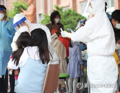 초등학교에 설치된 코로나19 선별진료소(안양=연합뉴스) 홍기원 기자 = 함께 제주도로 단체 여행을 다녀온 교회 목사인 A씨 가족 7명 중 초등학생을 포함한 5명이 신종 코로나바이러스 감염증(코로나19) 확진 판정을 받은 31일 오후 경기도 안양시 양지초등학교 운동장에서 해당 학생과 접촉한 교직원 및 학생을 대상으로 진단 검사가 진행되고 있다. 2020.5.31 xanadu@yna.co.kr