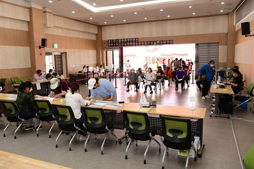 횡성군 재난지원금 신청·지급 (횡성=연합뉴스) 횡성군 긴급재난지원금 지급이 시작된 1일 횡성읍이 신청하려는 주민들로 붐볐다. 2020.6.1 [횡성군 제공.재판매 및 DB 금지]