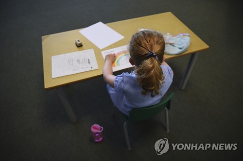 학교에 다시 등교한 영국 초등학생의 모습 [AP=연합뉴스]