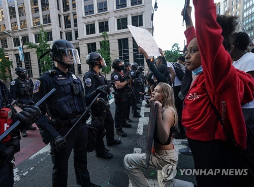 흑인 남성 조지 플로이드 살해사건에 워싱턴DC서 항의시위 벌이는 시민들[UPI=연합뉴스]