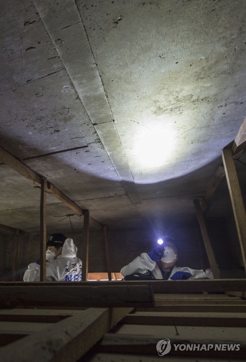 2017년 3월 국과수 요원들의 전일빌딩 10층 천장 현장조사[연합뉴스 자료사진]