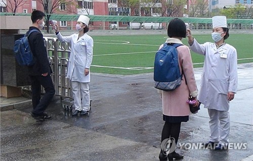 북한, 단계적 개학…고3·대학생 등교 시작(서울=연합뉴스) 북한 대외선전매체 내나라는 2020년 4월 20일 각급 대학과 고급중학교(고등학교)에서 학생들이 수업을 시작했다고 밝혔다. 등굣길 교문에서 체온 검사를 받고 있는 북한 학생들의 모습. 2020.4.20 [내나라 웹사이트 캡처.재판매 및 DB 금지] nkphoto@yna.co.kr