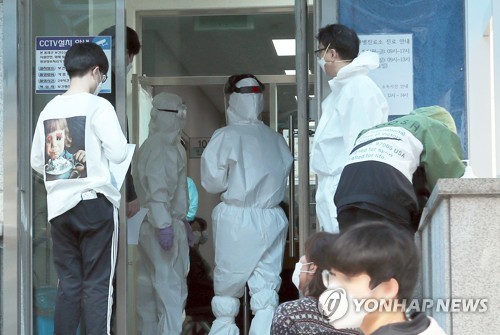 코로나 검사받는 고3 학생(부산=연합뉴스) 조정호 기자 = 30일 부산 동래보건소 선별진료소에서 고등학생들이 검체 검사를 받기 위해 줄을 서 기다리고 있다. 부산에서는 지난주 고등학교 3학년을 시작으로 등교 수업이 진행된 이후 처음으로 내성고에서 확진자가 발생했다. 2020.5.30 ccho@yna.co.kr