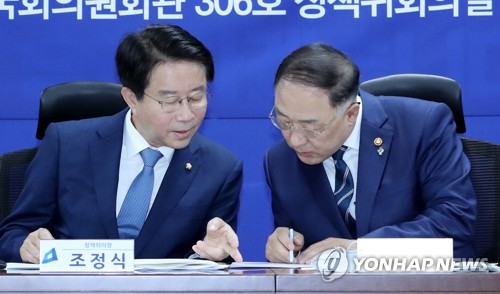 대화하는 조정식 정책위의장-홍남기 부총리(서울=연합뉴스) 안정원 기자 = 더불어민주당 조정식 정책위 의장(왼쪽)과 홍남기 경제부총리 겸 기획재정부 장관이 1일 오전 서울 여의도 국회 의원회관에서 열린 2020하반기 경제정책방향 및 3차 추경 당정협의에 참석해 회의에 앞서 이야기를 하고 있다. jeong@yna.co.kr