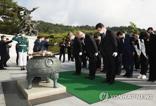 현충원 참배하는 미래통합당 지도부(서울=연합뉴스) 한종찬 기자 = 미래통합당 김종인 비상대책위원장과 주호영 원내대표를 비롯한 원내지도부와 비대위원들이 1일 오전 국립서울현충원 참배를 하고 있다. 2020.6.1 saba@yna.co.kr