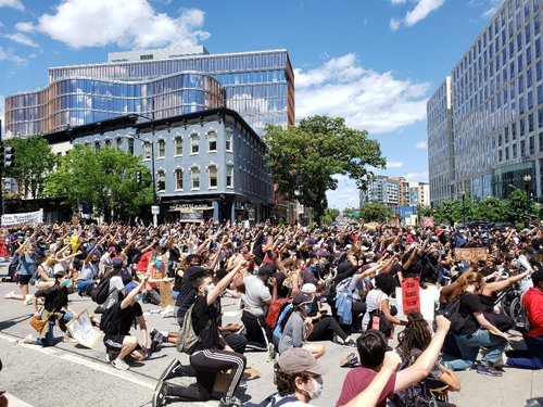 미국 워싱턴DC 항의시위 인파(워싱턴=연합뉴스) 임주영 특파원 = 미국 워싱턴DC에서 지난달 31일(현지시간) 조지 플로이드 사망사건에 항의하는 의미로 열린 시위에서 참가자들이 구호를 외치고 있다. 2020.6.1 zoo@yna.co.kr