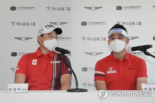 'KPGA 스킨스게임 2020' 기자회견하는 함정우-박상현(서울=연합뉴스) 1일 경기도 용인시 플라자컨트리클럽 타이거코스에서 열린 'KPGA 스킨스게임 2020'에서 함정우(왼쪽)와 박상현이 기자회견하고 있다. 2020.6.1
    [하나금융그룹 제공. 재판매 및 DB 금지] photo@yna.co.kr