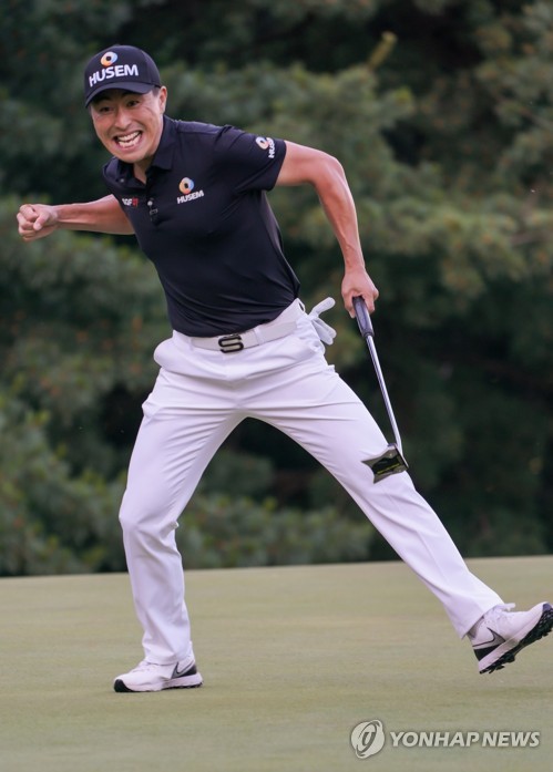 주먹 불끈 쥐는 문경준(서울=연합뉴스) 1일 경기도 용인시 플라자컨트리클럽 타이거코스에서 열린 'KPGA 스킨스게임 2020'에서 문경준이 끝내기 퍼트를 넣은 뒤 주먹을 불끈 쥐고 있다. 2020.6.1
    [하나금융그룹 제공. 재판매 및 DB 금지] photo@yna.co.kr