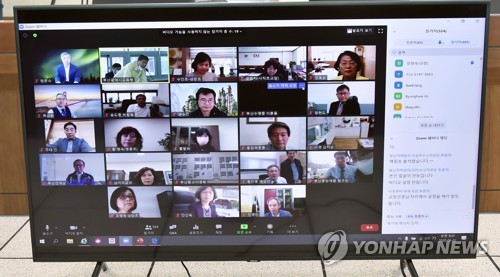 부산 초중고 학교장 코로나 예방 화상회의(부산=연합뉴스) 2일 부산시교육청에서 김석준 교육감 주재로 부산지역 초중고, 특수학교 학교장들이 코로나19 감염병 예방을 위한 원격회의를 하고 있다. 2020.6.2 [부산시교육청 제공.재판매 및 DB 금지] ccho@yna.co.kr