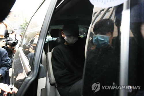 취재진에 둘러싸인 장용준(서울=연합뉴스) 강민지 기자 = '음주운전ㆍ운전자 바꿔치기' 혐의로 재판에 넘겨진 래퍼 장용준(가운데)이 2일 오전 서울 마포구 서부지법에서 열린 선고 공판을 마치고 차에 탑승해 있다. 장용준은 1심에서 집행유예를 선고받았다. 2020.6.2 mjkang@yna.co.kr