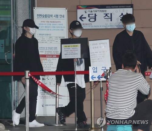 법원 나서는 장용준(서울=연합뉴스) 강민지 기자 = '음주운전ㆍ운전자 바꿔치기' 혐의로 재판에 넘겨진 래퍼 장용준(왼쪽 첫 번째)이 2일 오전 서울 마포구 서부지법에서 열린 선고 공판을 마치며 법정을 떠나고 있다. 장용준은 1심에서 집행유예를 선고받았다. 2020.6.2 mjkang@yna.co.kr