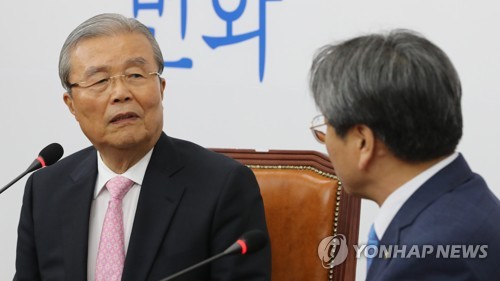 이야기 나누는 김종인과 강기정(서울=연합뉴스) 하사헌 기자 = 미래통합당 김종인 비상대책위원장(왼쪽)이 2일 오후 서울 여의도 국회에서 강기정 청와대 정무수석의 예방을 받고 이야기를 나누고 있다. 2020.6.2 toadboy@yna.co.kr