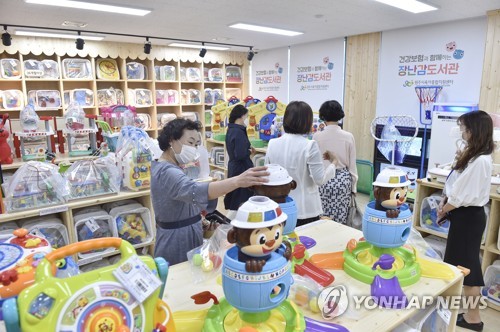 원주 강원혁신도시에 육아종합지원센터 개관(원주=연합뉴스) 2일 오후 원주시 반곡동 혁신도시 내 1천850㎡ 터에 62억5천500만원을 들여 건립한 육아종합지원센터 개관식에서 참석자들이 내부를 돌아보고 있다. 2020.6.2 [원주시 제공.재판매 및 DB 금지] kimyi@yna.co.kr