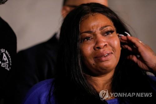기자회견을 하며 눈물을 흘리는 조지 플로이드의 부인 록시 워싱턴[로이터=연합뉴스]