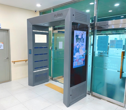 문래동 영등포노인케어센터 출입구에 조성된 '스마트 에어샤워'[서울 영등포구 제공. 재판매 및 DB 금지]