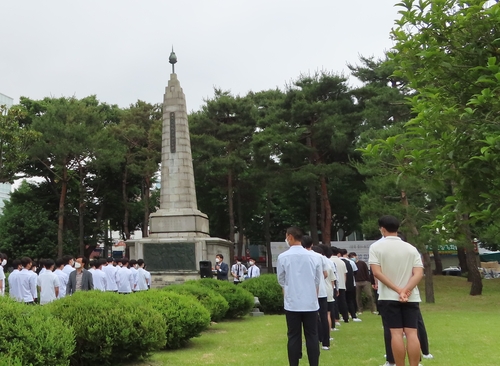 광주일고 신입생들 기념탑 참배[광주시교육청제공.재배포 및 DB금지]